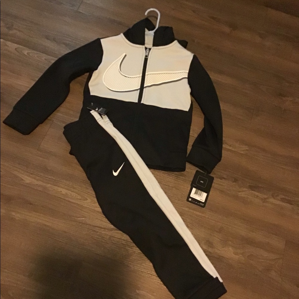 Nike jogging suit (little kids)